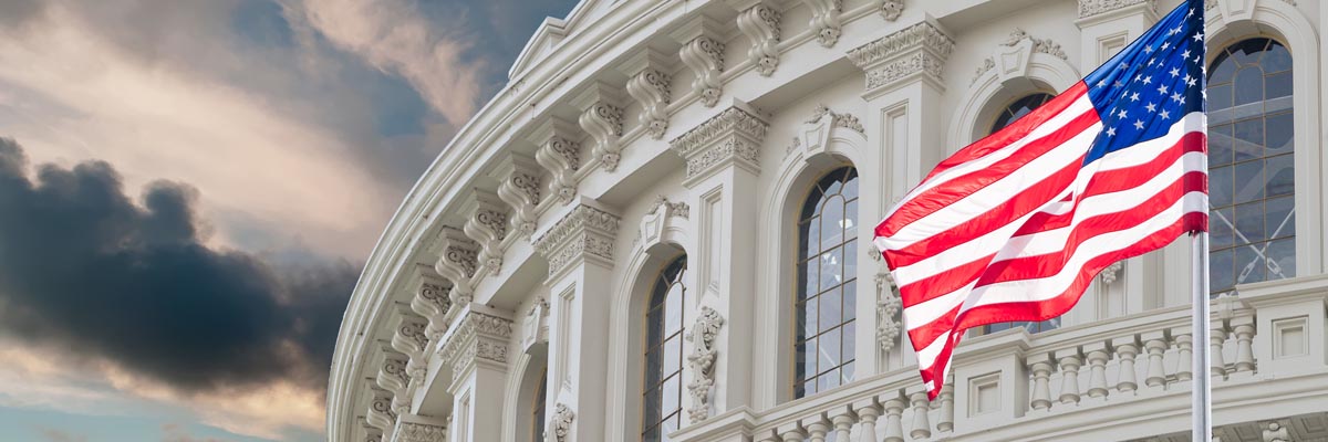 Calanka Mareykanka oo ka dul lalmaya Dhismaha Capitol-ka ee Mareykanka.