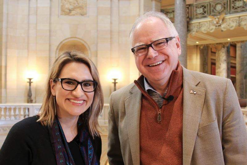 El Gobernador Tim Walz y la Vicegobernadora Peggy Flanagan de pie en el Capitolio del Estado de Minnesota.