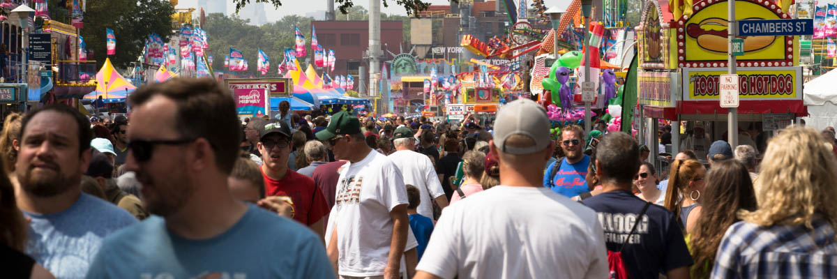 Una multitud en la Feria Estatal de Minnesota.